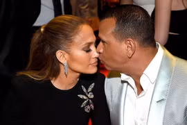 Jennifer Lopez 2 lần cách ly, 2 lần hoãn cưới vì Covid-19