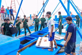 Liên tiếp bắt nhiều vụ vận chuyển dầu DO không rõ nguồn gốc trên biển