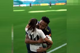 Xúc động fan nhí đáng yêu của Neymar