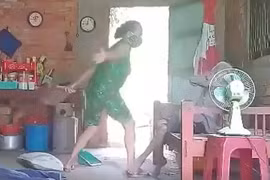 Long An: Khởi tố, bắt tạm giam người con bạo hành, xúc rác đổ lên đầu mẹ ruột