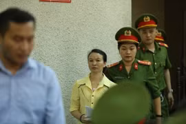 Đang xét xử phúc thẩm vụ án mẹ nữ sinh giao gà