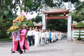 Báo Nghệ An dâng hương tại Khu Di tích Quốc gia đặc biệt Kim Liên