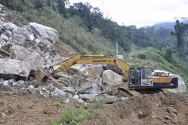 Khẩn trương khắc phục sự cố sạt lở đường tại miền Trung sau mưa lũ