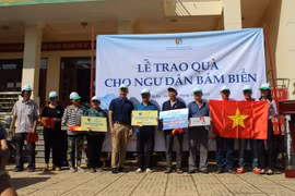 Trao tặng cờ Tổ quốc và quà đến ngư dân ở TP Vũng Tàu