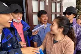 1.500 suất quà Hoa hậu Kỳ Duyên mang đi cứu trợ miền Trung bị nước tràn vào