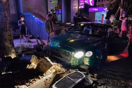 Xế sang Bentley ‘nát đầu’ sau cú đâm trực diện lên vỉa hè ở Hà Nội