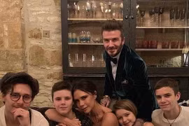 Victoria ‘ghen tỵ’ David Beckham hôn môi cô con gái 9 tuổi Harper