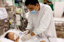 Bé trai 2 tuổi bị chó cắn rách khí quản
