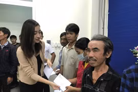 Hoa Hậu Việt Nam có mặt tại Huế, trao quà cứu trợ người dân bão lũ
