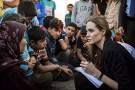 Khi Angelina Jolie làm từ thiện