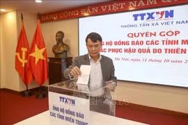 Thông tấn xã Việt Nam quyên góp ủng hộ đồng bào miền Trung khắc phục thiên tai, lũ lụt