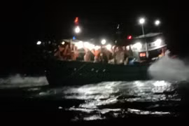 Tìm phương án giải cứu tàu cá bị mắc cạn khi vào trú bão tại Lý Sơn