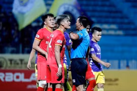 HLV Bình Dương nghi vấn trọng tài "giúp" Hà Nội FC giành chiến thắng