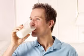 Bác sỹ lý giải thực hư chuyện vô sinh vì uống sữa đậu nành, đặt điện thoại trong túi quần