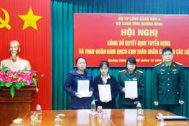 Tuyển dụng và trao quân hàm quân nhân chuyên nghiệp cho thân nhân liệt sỹ hy sinh trong cứu hộ cứu nạn