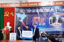 Chương trình 'Tấm áo nghĩa tình miền Trung': Mang yêu thương về với người dân vùng lũ