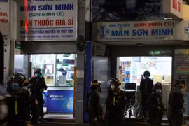 Hàng chục cảnh sát có trang bị súng kiểm tra 2 nhà thuốc lớn nhất tỉnh Đồng Nai