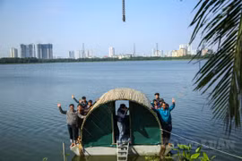 Cận cảnh nhà chống lũ bằng bê tông, chứa được 3 tấn hàng nổi trên mặt nước