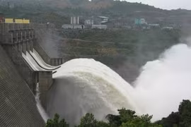 Sáng mai, thủy điện Hòa Bình xả lũ