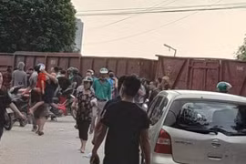 Hà Nội: Tàu hỏa đâm trúng xe khách 45 chỗ chở học sinh, nhiều em bị thương