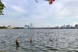 Hà Nội: Người dân đổ xô ra hồ Tây bơi lội "giải nhiệt"