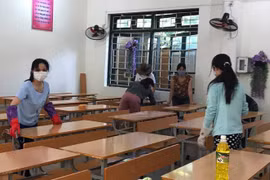 Mặc nắng nóng thầy cô tích cực chuẩn bị đón học sinh đi học trở lại