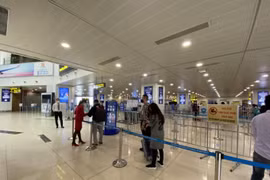 3 hành khách bị cấm bay do hành vi gây rối, trộm điện thoại và hút thuốc trên máy bay