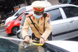 Ô tô dừng đỗ sai quy định vẫn bị cẩu, kéo về bãi tạm giữ