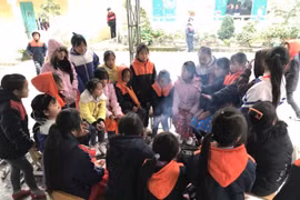 Học sinh vùng cao nguyên đá Hà Giang đốt lửa sưởi ấm lớp học, chống chọi với giá rét