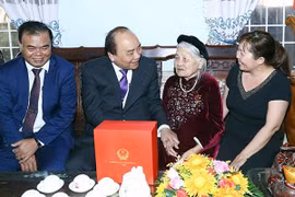Trình Chủ tịch nước tặng quà người có công dịp Tết Tân Sửu 2021