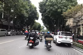 Hà Nội: Phương tiện dừng đỗ sai quy định vẫn tràn lan