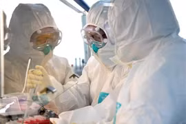 Nhiệt độ thấp và độ ẩm không khí cao góp phần làm tăng tuổi thọ của virus corona 