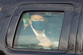 Trump đột ngột xuất hiện bên ngoài bệnh viện để chào những người ủng hộ