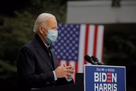 Biden gia tăng khoảng cách với Trump lên 10 điểm