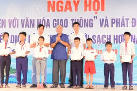 Báo Giao thông trao học bổng cho học sinh có hoàn cảnh khó khăn