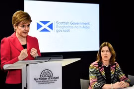 Giám đốc Y tế của Scotland từ chức vì vi phạm lệnh cấm ra đường