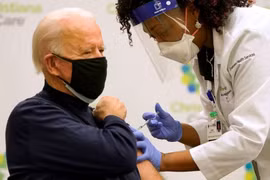 Ông Biden tiêm vắc xin Covid-19 trực tiếp trên truyền hình