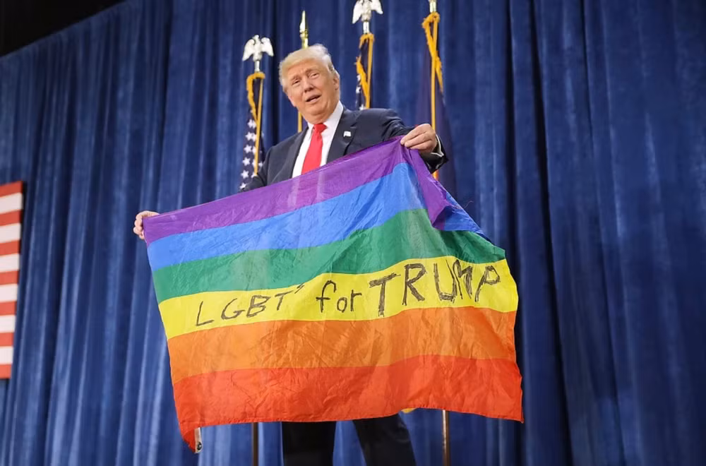 Ông Trump cầm lá cờ biểu tượng của cộng đồng LGBT. Ảnh chụp màn hình.