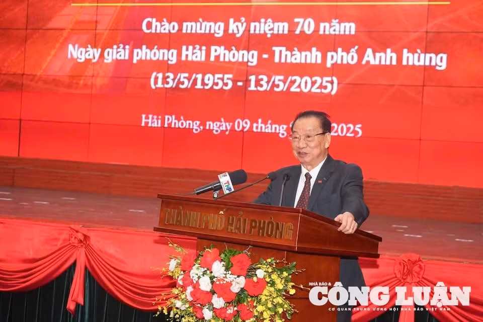 GS.TS Phùng Hữu Phú, nguyên Uỷ viên Trung ương Đảng, nguyên Phó trưởng Ban Tuyên giáo Trung ương, nguyên Phó chủ tịch Hội đồng Lý luận Trung ương phát biểu tại hội thảo.