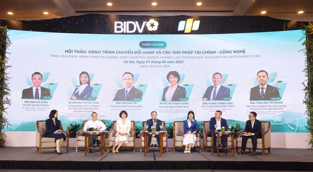Các diễn giả tham gia tọa đàm tại Hội thảo Hành trình chuyển đổi xanh và các giải pháp tài chính - công nghệ