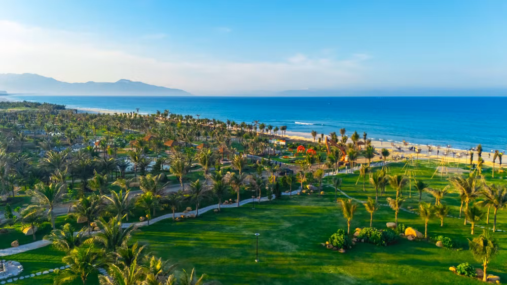 Biển Bãi Dài - Cam Ranh là 1 trong 10 bãi biển đẹp nhất hành tinh, hút khách du lịch quốc tế.