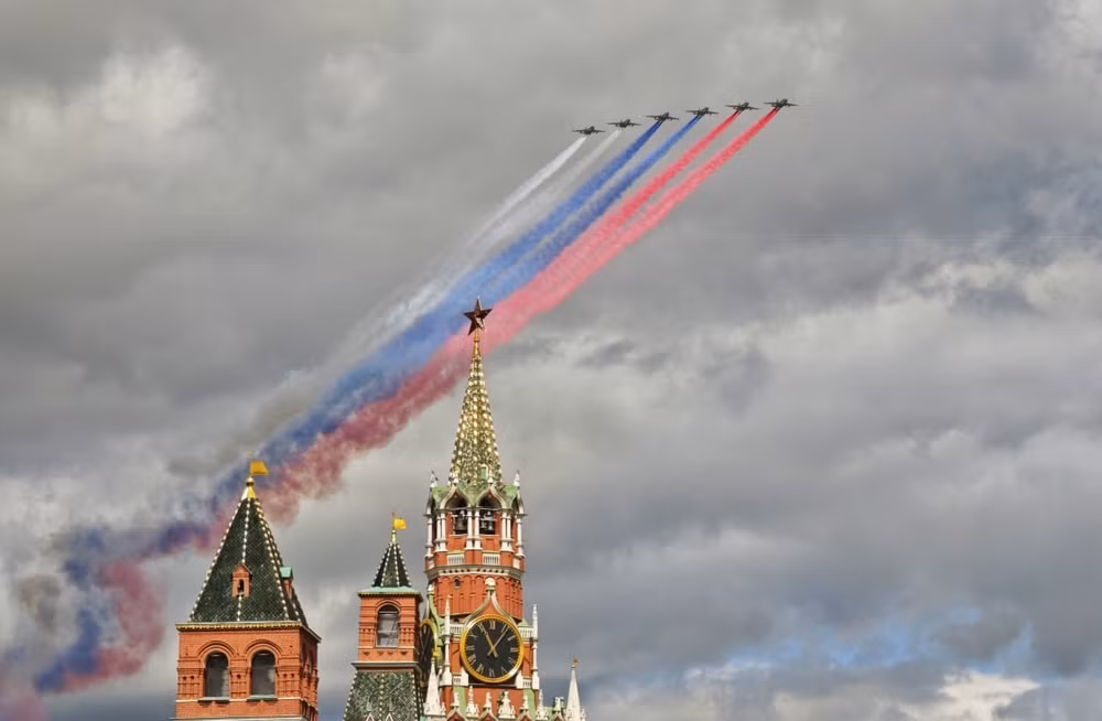 Ngày 5 tháng 5, tại thủ đô Moscow của Nga, một đội hình máy bay chiến đấu đã bay qua Quảng trường Đỏ để tham gia diễn tập duyệt binh kỷ niệm 80 năm chiến thắng Chiến tranh Vệ quốc vĩ đại của Liên Xô. Ảnh: Tân Hoa Xã