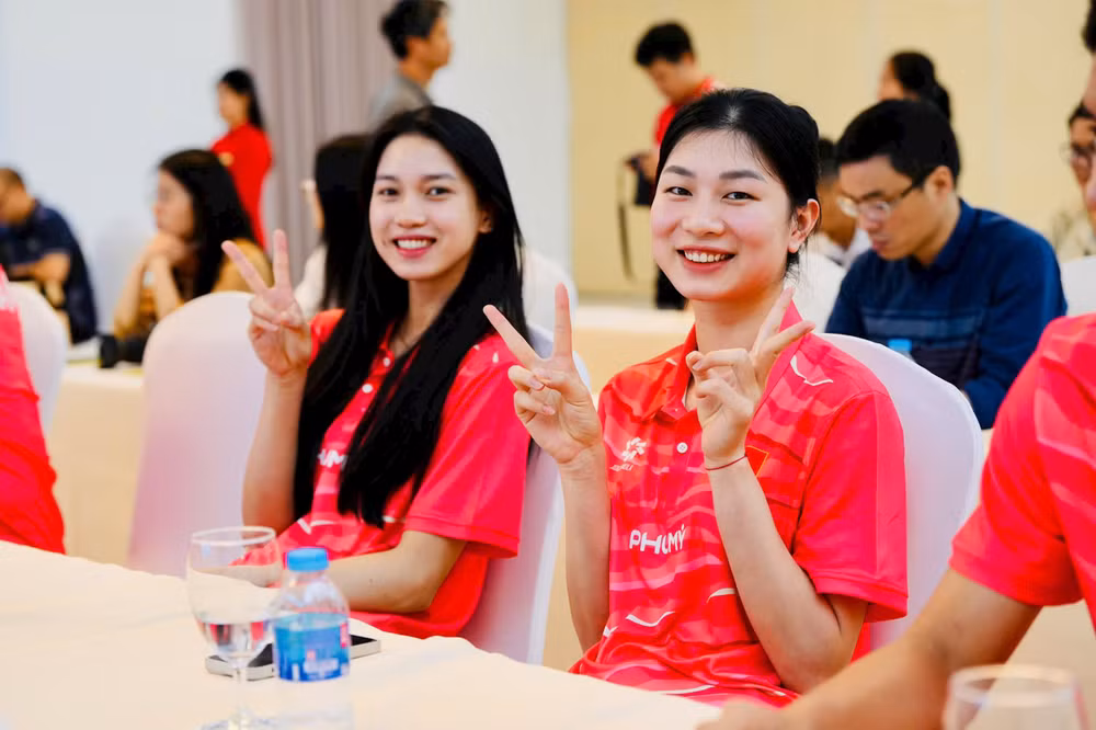 Những cô gái của đội tuyển bóng chuyền nữ Việt Nam trong mẫu áo di chuyển mới mang thương hiệu Phú Mỹ (2)
