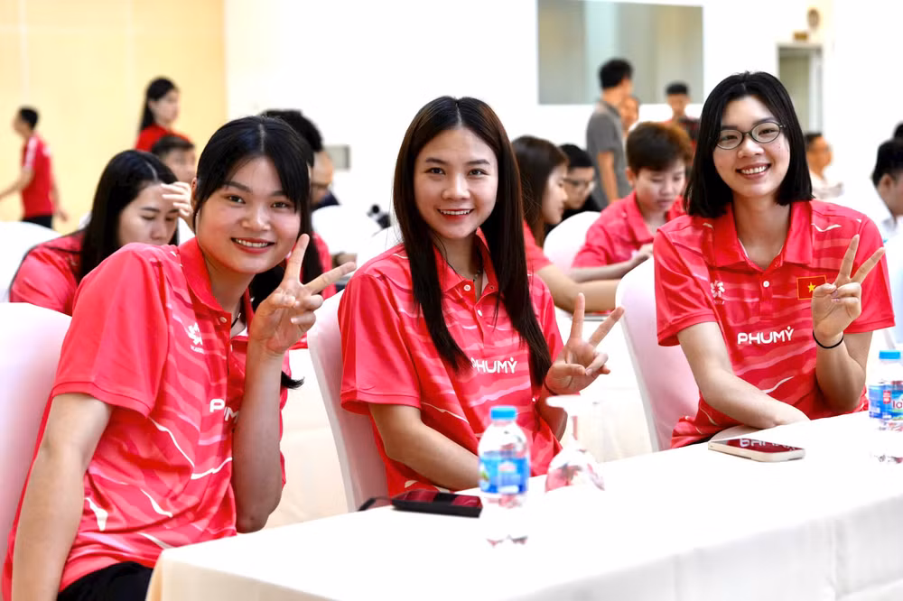 Những cô gái của đội tuyển bóng chuyền nữ Việt Nam trong mẫu áo di chuyển mới mang thương hiệu Phú Mỹ (3)