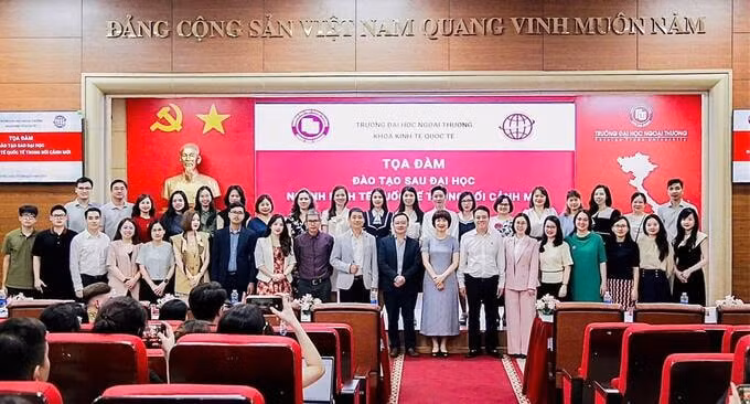 Tập thể các khách mời, diễn giả, cán bộ giảng viên trường Đại học Ngoại thương & Khoa KTQT.