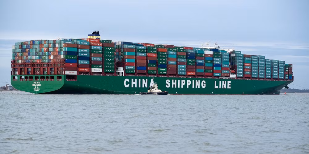 cscl_globe_arriving_at_felixstowe-_united_kingdom.jpg