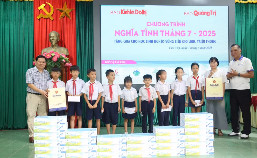 Phó Tổng Biên tập Báo Kinh tế & Đô thị Lê Hoàng Anh và Phó Tổng Biên tập Báo Quảng Trị Nguyễn Tý tặng 200 áo mới cho học sinh Trường Tiểu học thị trấn Cửa Việt (huyện Gio Linh). Ảnh: M.Đ