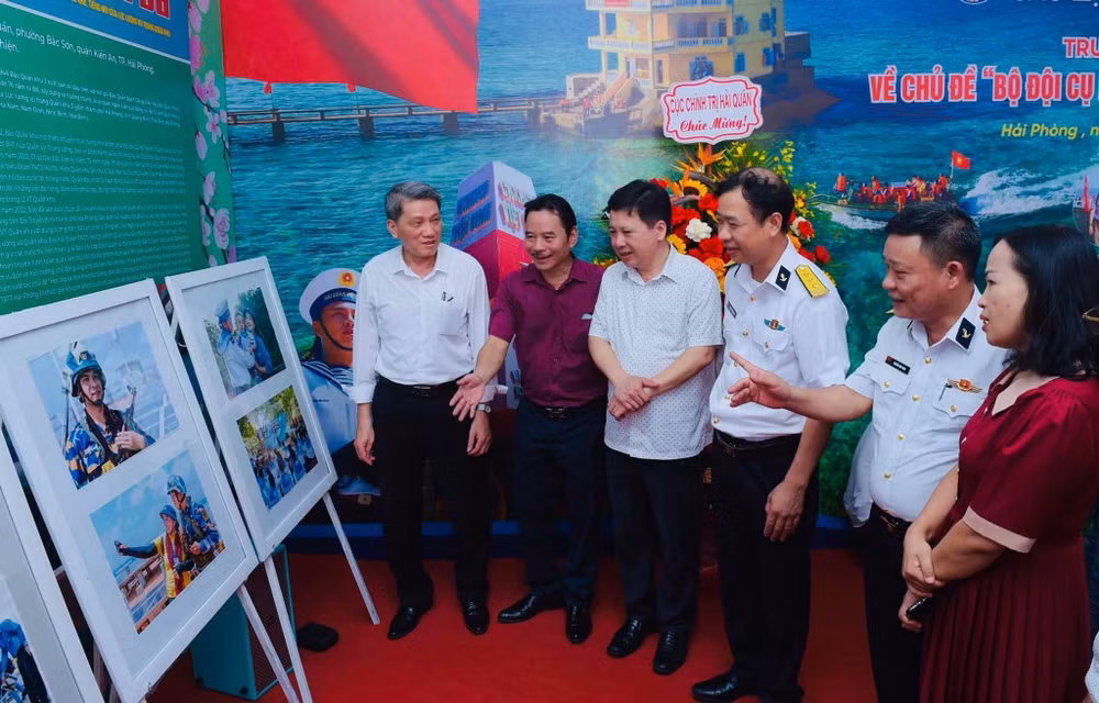 Các đại biểu tham quan những bức ảnh về Quần đảo Trường Sa - Nhà giàn DK1 qua ống kính của các NSNA, hội viên CLB Ảnh Báo chí Hải Phòng.