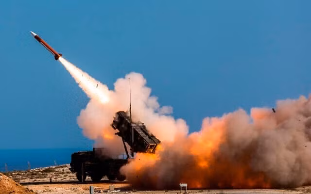Trong hình ảnh do Bộ Quốc phòng Hoa Kỳ công bố, binh lính Đức đang khai hỏa hệ thống vũ khí Patriot tại Cơ sở Bắn tên lửa của NATO, ở Chania, Hy Lạp, vào ngày 8 tháng 11 năm 2017. (Sebastian Apel/Bộ Quốc phòng Hoa Kỳ, qua AP, File)