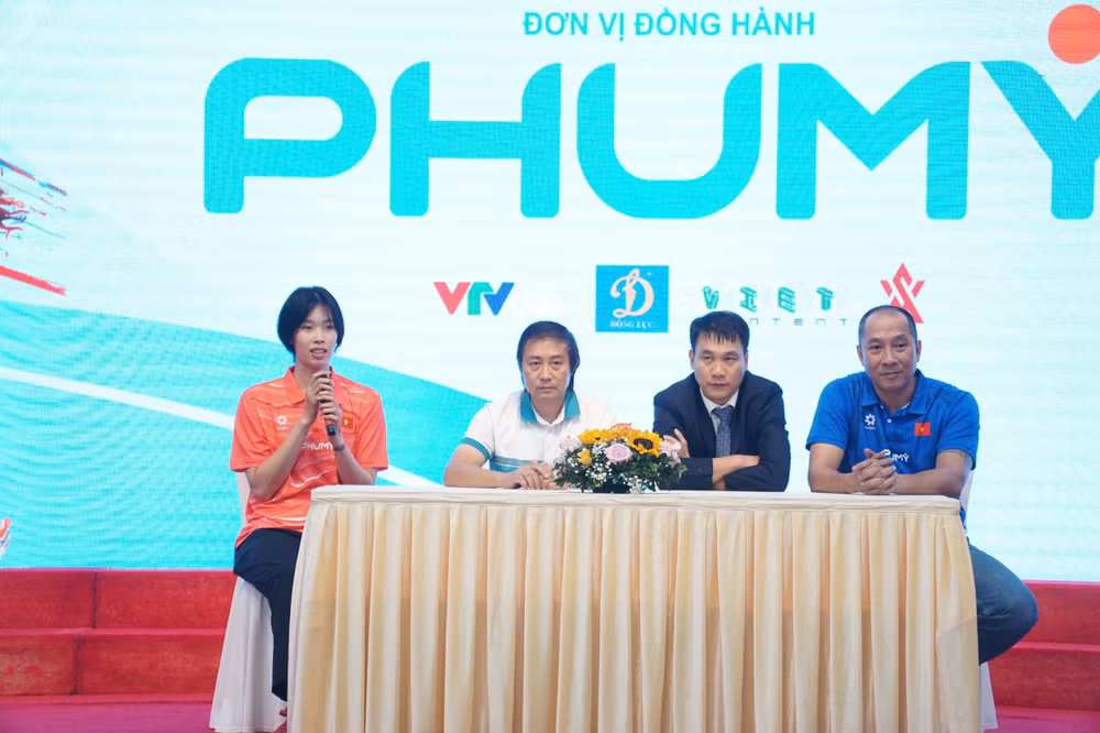 Họp báo tại chương trình
